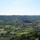 bordo-del-pianoro-alfina-consopra-il-bosco-di-cipressi-il-convento-di-trinita-e-aldila-le-2-ombre-di-2-cave.jpg