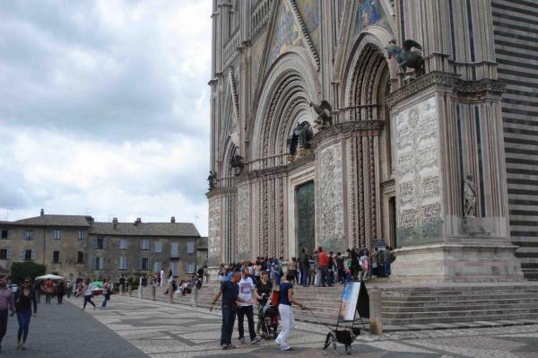 orvieto-duomo-porta-di-bronzo-e-piazza-dsc0733.jpg